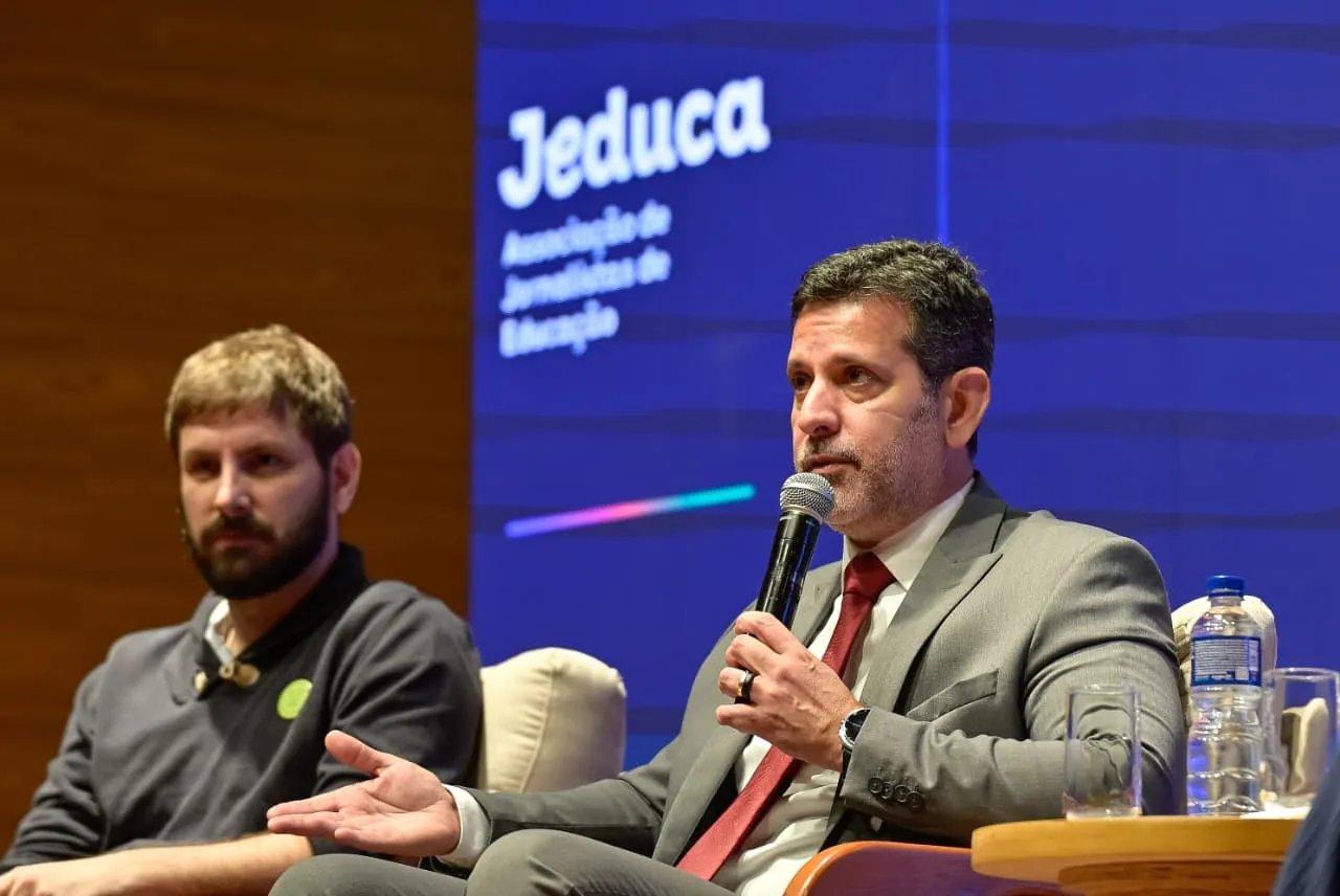 MEC aposta em cursinhos populares e aplicativo gratuito para estudantes se prepararem para o Enem