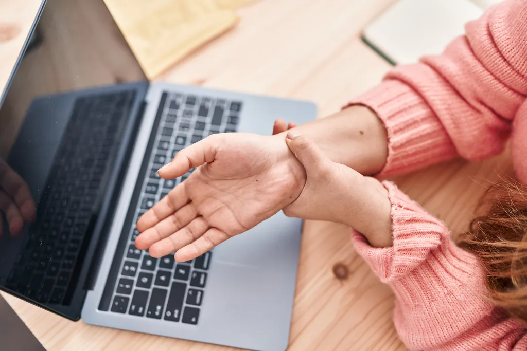 Dor nas mãos ao usar computador pode indicar lesões causadas por movimentos repetitivos