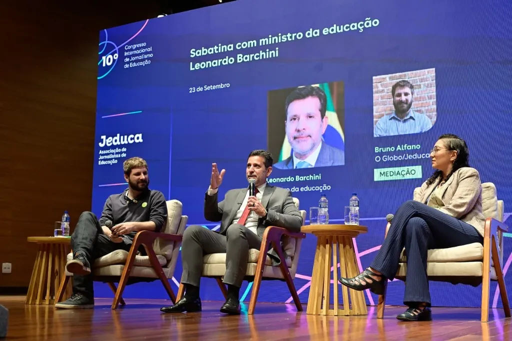 MEC aposta em cursinhos populares e aplicativo gratuito para estudantes se prepararem para o Enem