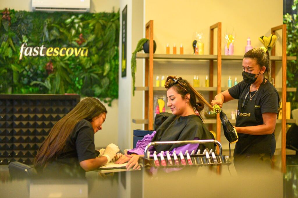 Salão de beleza atende clientes sem necessidade de agendamento prévio